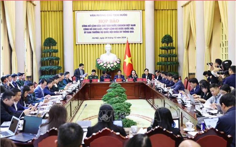 The press conference held on December 20 to announce the newly-adopted laws and ordinance at the Presidential Office. (Photo: VNA)