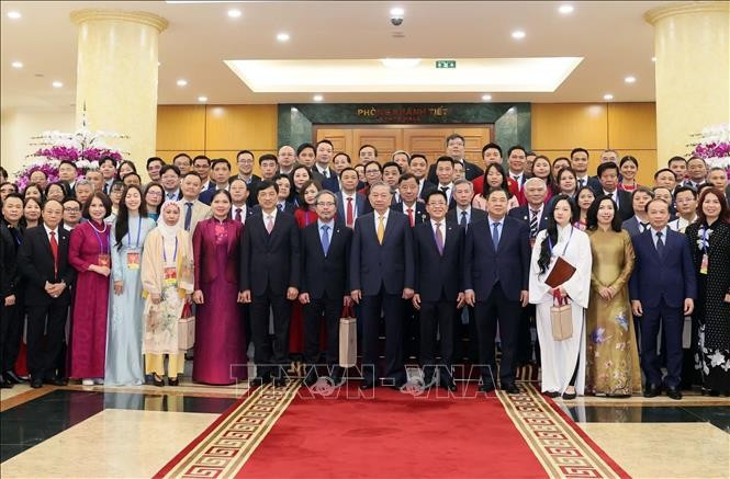 Party General Secretary To Lam (centre) meets with overseas Vietnamese attending the Homeland Spring 2026 programme on February 8 in Hanoi. (Photo: VNA)