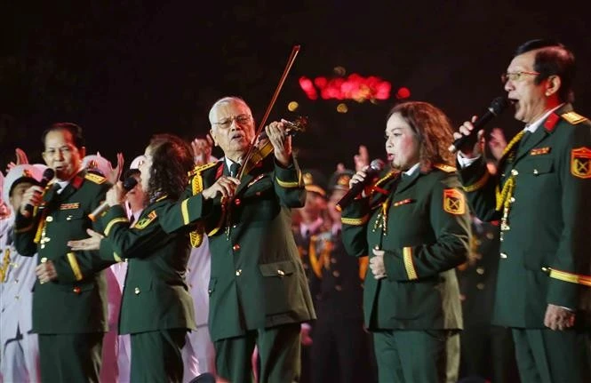 A performance at the opening ceremony of the exhibition celebrating 80 years of culture and arts of the Vietnam People's Army (VPA) in the pedestrian space around Hoan Kiem Lake in Hanoi. (Photo: VNA)