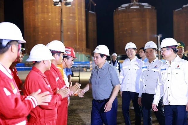 Prime Minister Pham Minh Chính (centre) visits and encourages the oil and gas workers at the construction site, affirming the achievements Petrovietnam has made in recent years. (Photo: Courtesy of Petrovietnam)