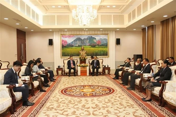 Permanent member of the Lao People’s Revolutionary Party (LPRP) Central Committee’s Secretariat and State Vice President of Laos Bounthong Chitmany receives the delegation of the Vietnam Union of Friendship Organisations. (Photo: published by VNA)