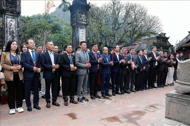 Overseas Vietnamese visit and offer incense at the King Dinh and King Le Temple complex in Ninh Binh province. (Photo: VNA)