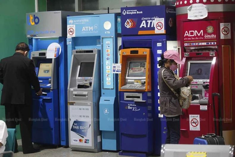 Customers use automatic teller machines and cash deposit machines at a department store. (Photo: bangkokpost.com)