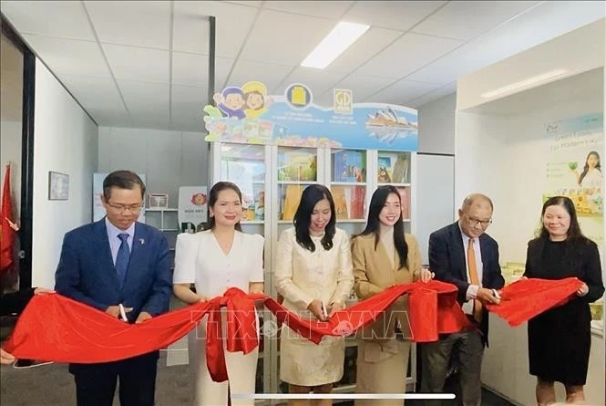 Deputy Foreign Minister Le Thi Thu Hang (third, from left) inaugurates a Vietnamese bookcase in Melbourne, intended as a hub for community gatherings and cultural preservation. (Photo: VNA)