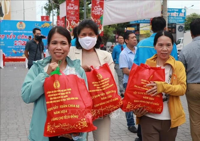 Workers shop at a Tet market organised by the Vietnam General Confederation of Labour. (Photo: VNA)