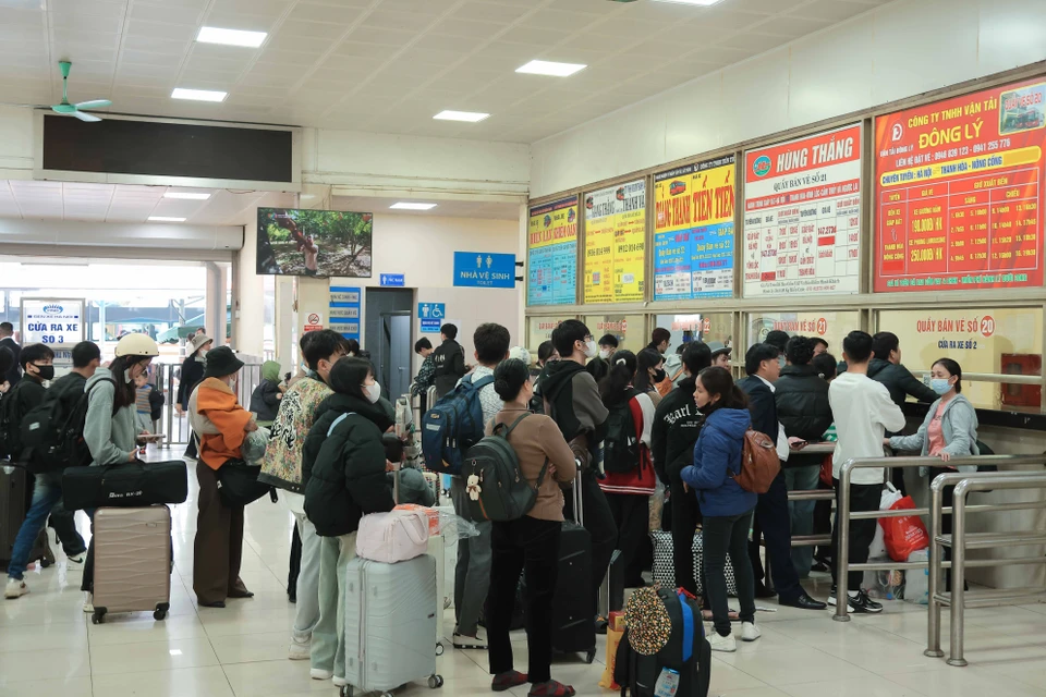 A large crowd of passengers wait to purchase tickets at the Nuoc Ngam bus station. (Photo: VNA)