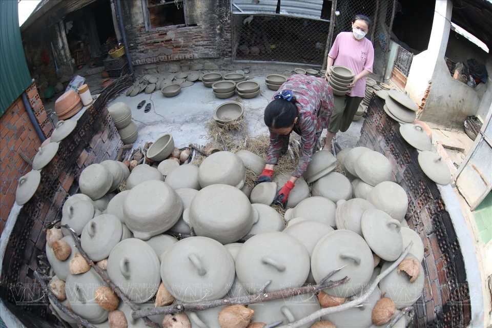 A traditional kiln built with terracotta bricks, where pottery products are fired at high temperatures to achieve durability and distinctive colors. (Photo: VNA)