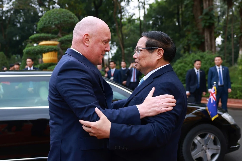 Prime Minister Pham Minh Chinh welcomes New Zealand Prime Minister Christopher Luxon. (Photo: VNA)