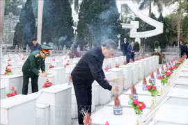 Party General Secretary To Lam offers incence at the graves of martyrs at the Vi Xuyen national martyrs’ cemetery. in Ha Giang province on February 5. (Photo: VNA) 