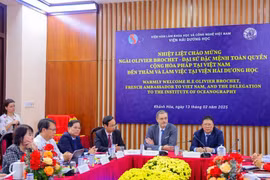 At the working session between French Ambassador to Vietnam Olivier Brochet and representatives of the Institute of Oceanography under the Vietnam Academy of Science and Technology (VAST) on February 13. (Photo: Khanh Hoa newspaper)