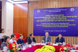 At the working session between French Ambassador to Vietnam Olivier Brochet and representatives of the Institute of Oceanography under the Vietnam Academy of Science and Technology (VAST) on February 13. (Photo: Khanh Hoa newspaper)