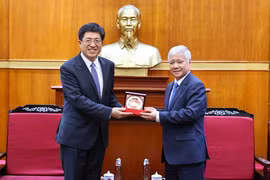 Do Van Chien (R), Politburo member, Secretary of the Party Central Committee and President of the Vietnam Fatherland Front and First Secretary of the Communist Youth League of China Central Committee A Dong in Hanoi on April 14. (Photo: VNA)