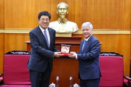 Do Van Chien (R), Politburo member, Secretary of the Party Central Committee and President of the Vietnam Fatherland Front and First Secretary of the Communist Youth League of China Central Committee A Dong in Hanoi on April 14. (Photo: VNA)