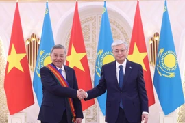 President Kassym-Jomart Tokayev of Kazakhstan (R) hands over the First-Class Order of Dostyk (Friendship) to Vietnamese Party General Secretary To Lam. (Photo: VNA)