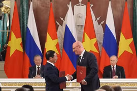 Party General Secretary To Lam and President Vladimir Putin witness Vietnamese Deputy Prime Minister and Minister of Foreign Affairs Bui Thanh Son (L) and Russian Deputy Prime Minister Dmitry Chernyshenko exchange the agreement on cooperation in the oil and gas sector and protocols governing the operations of the Vietsovpetro and Rusvietpetro joint ventures. (Photo: VNA)
