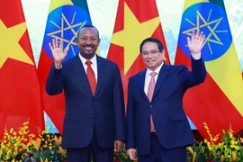 Prime Minister Pham Minh Chinh (R) and his Ethiopian counterpart Abiy Ahmed Ali in Hanoi on April 15. (Photo: VNA)