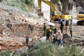 Authorities search for missing victims at the site of a work accident at Dak Mi 1 Hydropower Plant in the Central Highlands province of Kon Tum in December 2024. (Photo: VNA) 