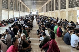 Indonesian Muslims gather at Istiqlah Mosque ahead of the prayer service. (Photo: VNA)