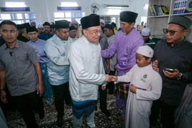 Prime Minister Datuk Seri Anwar Ibrahim greets congregants during Friday prayers at Masjid Ar-Rashid in Taman Koperasi Perpaduan, Tambun. (Photo: Bernama) 