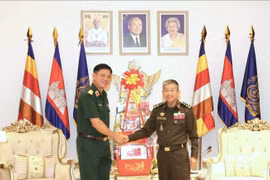 Lieutenant General Nguyen Truong Thang (left), Commander of Military Region 7, extends Choul Chnam Thmey greetings to Cambodia’s Ministry of National Defence. (Photo: VNA)