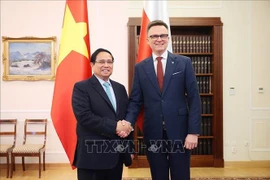 Prime Minister Pham Minh Chinh (L) and Marshal of the Polish Sejm (lower house) Szymon Holownia in Warsaw on January 17. (Photo: VNA)