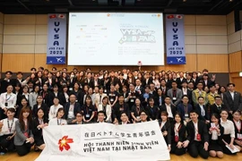 Participating Vietnamese students and representatives of Japanese businesses in a group photo at the Tokyo job fair on April 19. (Photo: VNA)