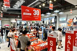 In 2024, essential goods, such as food, clothing, household items, and educational supplies, accounted for 77% of total retail sales and service revenues, up from 75.3% in 2019 – the year before the COVID-19 pandemic. (Illustrative photo: VNA)