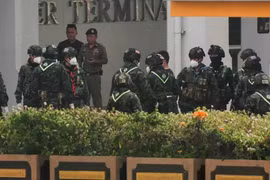 A Chinese national, who was taken from a scam centre in Myanmar amid a mounting crackdown on scammers operating along a porous border, is escorted by soldiers after getting off a bus at Thailand-Myanmar Friendship Bridge 2 before being repatriated to China by plane, in Mae Sot District, Tak province, Thailand on February 20, 2025. (Photo: bangkokpost.com)