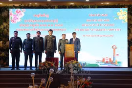 Leaders of Cambodian units present Lunar New Year gifts to an official from Tay Ninh as part of the event. (Photo: VNA) 