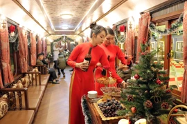 The snack service counter on the newly launched "La Reine" (Queen) tourist train. (Photo: VNA) 