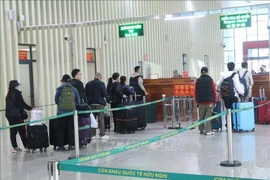 Passengers conduct immigration procedures at Huu Nghi International Border Gate in Lang Son province. (Photo: VNA)