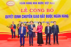 Nguyen Thi Hong, Governor of the State Bank of Vietnam, hands over the decision on the mandatory transfer of DongA Bank to Kim Byoungho, Chairman of the Board of Directors of HDBank in Hanoi on January 17. (Photo courtesy of HDBank)