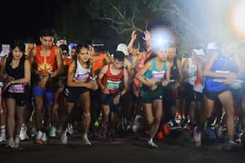 Athletes competing in the Viettel Marathon Series final leg's 42km, 21km, 10km, and 5km races start in staggered waves. (Photo: VNA)