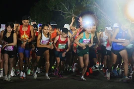 Athletes competing in the Viettel Marathon Series final leg's 42km, 21km, 10km, and 5km races start in staggered waves. (Photo: VNA)