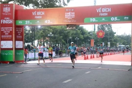 Participants at the race's half marathon (21.1km) event. (Photo: VNA)