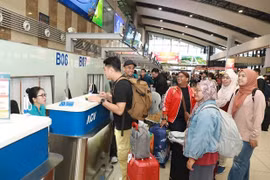 Passengers queue to check in at Noi Bai International Airport in Hanoi. (Photo: VNA)