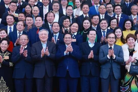 Prime Minister Pham Minh Chinh (centre, front row) in a group photo with participating business representatives. (Photo: VNA)