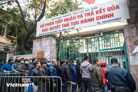 Hanoi residents line up to complete driver's license issuance and renewal procedures. (Photo: VNA)