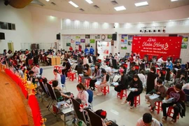 People donate blood at the 2024 Xuan Hong (Red Spring) Festival. (Photo: VNA)