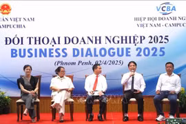 At the annual Vietnam-Cambodia business dialogue in Phnom Penh on April 4 (Photo: VNA)