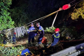 Authorities conduct a rescue operation at the scene of a passenger bus crash into a ravine on Bao Loc Pass, Lam Dong province, on March 30. (Photo: VNA)