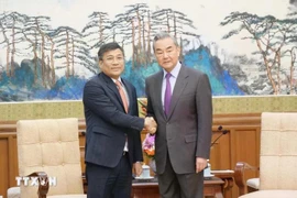 Vietnamese Permanent Deputy Minister of Foreign Affairs Nguyen Minh Vu (L) and Wang Yi, member of the Political Bureau of the Communist Party of China (CPC) Central Committee and Director of the Office of the Central Commission for Foreign Affairs, and Foreign Minister, at their meeting in Beijing on January 14. (Photo: VNA)