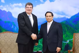 Prime Minister Pham Minh Chinh (R) and Arto Olavi Satonen, Minister for Employment from the Finnish Ministry of Economic Affairs and Employment, in Hanoi on January 13. (Photo: VNA)