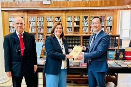 Vietnamese Ambassador Duong Hai Hung (far right) presents a book to Cypriot Deputy Minister of Culture Vasiliki Kassianidou during the book donation ceremony at the Cyprus Library in the capital Nicosia, on March 27. (Photo: VNA)
