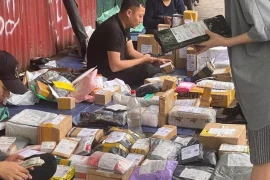 The Vietnamese online shopping and food delivery sector used about 160,000 cardboard boxes and 171,000 tonnes of plastic, mainly single-use plastic, in 2024. (Photo: vneconomy.vn)