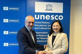 Ambassador Nguyen Thi Van Anh (R), Vietnam’s Permanent Representative to UNESCO, and UNESCO Assistant Director-General for Culture Ernesto Renato Ottone Ramirez at their meeting in Paris on January 17. (Photo: VNA)