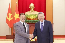 Party General Secretary To Lam (R) and outgoing Australian Ambassador Andrew Goledzinowski at their meeting in Hanoi on December 23. (Photo: VNA)