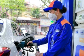 A worker at a fuel station in Hoan Kiem district, Hanoi. (Photo: VNA) 