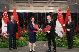 Party General Secretary To Lam (L) and Singaporean Prime Minister Lawrence Wong witness the exchange of the Letter of Intent on March 12. (Photo: VNA)