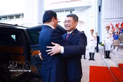 Welcome ceremony for Lao Prime Minister on his official visit to Vietnam 